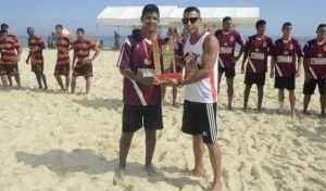 Maricá: Conheça os vencedores do torneio de Beach Soccer dos Jogos de Verão 11 Secretário Adjunto de Esportes entrega taça ao capitão do Barra. (foto: Clarildo Menezes)