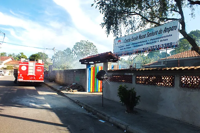 Maricá: Bombeiros controlam princípio de incêndio ao lado de creche 12 Crianças tiveram que ser retiradas da creche após incêndio no terreno ao lado. (foto: Mauro Luis / Maricá Info)