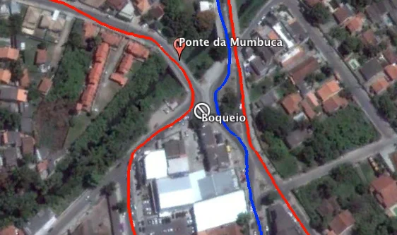 Trânsito alterado no Centro de Maricá em horários de pico 8 Um bloqueio foi feito com cones na Avenida Vereador Francisco Sabino da Costa, impedindo nesses horários o retorno ao Centro ou acesso à Rodovia Amaral Peixoto (RJ-106). (Em vermelho as opções de saída para a RJ-106.