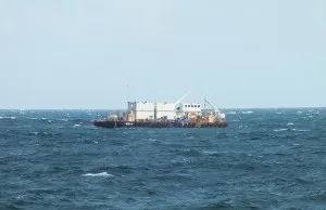Obras do emissário submarino entram na reta final em Itaipuaçu 8 Balsa foi instalada há cerca de 2 km da praia de Itaipuaçu, na altura da rua 60 do Jardim Atlântico. (foto: João Henrique / Maricá Info)