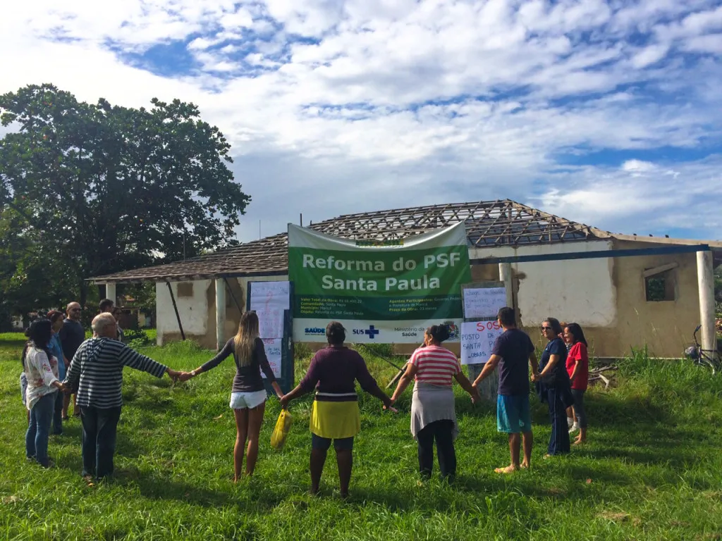 Moradores de Santa Paula, em Maricá, protestam contra paralisação de obra em posto de saúde 11 Moradores também fizeram abraço simbólico em frente ao posto de saúde.