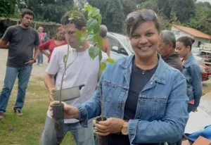Maricá: Semana do Meio Ambiente começa com atividades em Itaipuaçu e Ubatiba 8 A guia de turismo Maiza Motta explicou sobre a importância do curso para as pessoas que queriam vivenciar a prática do plantio de mudas, inclusive ela.