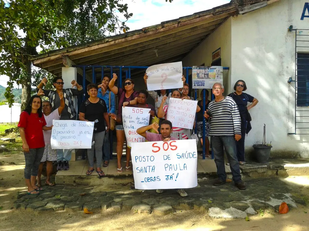 Moradores de Santa Paula, em Maricá, protestam contra paralisação de obra em posto de saúde 8 Com cartazes, moradores pediram retomada das obras do posto de saúde de Santa Paula.