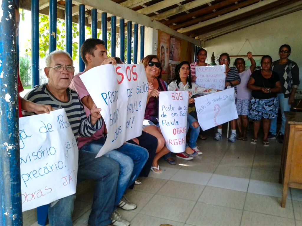 Moradores de Santa Paula, em Maricá, protestam contra paralisação de obra em posto de saúde 10 Com cartazes, moradores pediram retomada das obras do posto de saúde de Santa Paula.