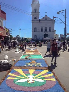 Fiéis celebram Corpus Christi em Maricá 7 Tapetes foram confeccionados entre nas ruas Almeida Fagundes e Avenida Nossa Senhora do Amparo, no Centro.