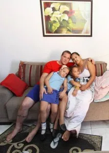 Moradora de Maricá faz campanha para pagar cirurgia nos EUA que pode salvar sua vida 9 Flávia Costa (deitada no sofá), com o marido Vagner Peres e as filhas Maria Eduarda, de 7 anos, e Giovana, de 5. Foto: Paulo Nicolella / Agência O Globo