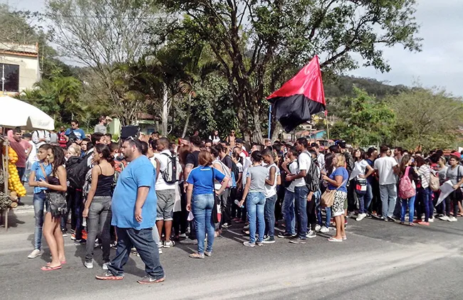 Estudantes de escolas estaduais fazem protesto em Maricá 9 Manifestantes foram até o bairro Flamengo. (foto: Alcilei Santos)