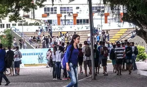 Estudantes de escolas estaduais fazem protesto em Maricá 7 Alunos se reuniram no anfiteatro da praça Orlando de Barros Pimentel, no Centro.