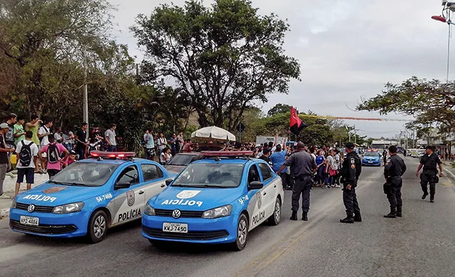 Estudantes de escolas estaduais fazem protesto em Maricá 8 Polícia Militar acompanha a manifestação dos estudantes. (foto: Alcilei Santos)