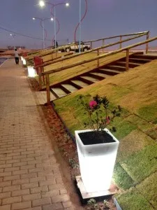 Prefeitura revitaliza quadra e entorno do estacionamento da Barra de Maricá 8 Local ganhou arborização e iluminação especial. (foto: Divulgação)