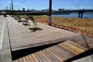 Prefeitura revitaliza quadra e entorno do estacionamento da Barra de Maricá 9 Espaço, ao lado da ponte, tem rampas de acessibilidade e banco