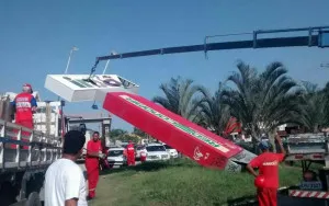 Maricá retira publicidade irregular às margens da RJ-106 em Inoã 6 Fiscais da prefeitura removeram publicidade irregular em Inoã.