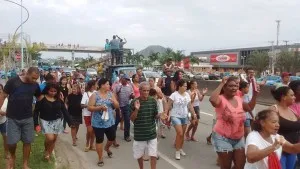 Maricá: Manifestantes fazem protesto em Inoã por falta d'água 9 Centenas de moradores do residencial Carlos Alberto Soares de Freitas, em Inoã, participaram do protesto.