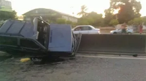 RJ-106: Em Inoã, carro perde o controle, sobe a mureta e duas pessoas ficam feridas 6 Carro parou em cima da mureta que divide as pistas. (foto: Bruno Sana / GNM)