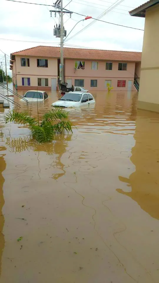 Maricá se une para ajudar desabrigados da enchente 9 Carros ficaram boidando no residencial do Minha Casa, Minha Vida de Itaipuaçu.