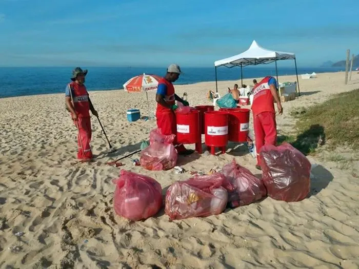 Maricá: Primeiro dia do ano de trabalho para funcionários da limpeza 10 limpeza marica reveillon