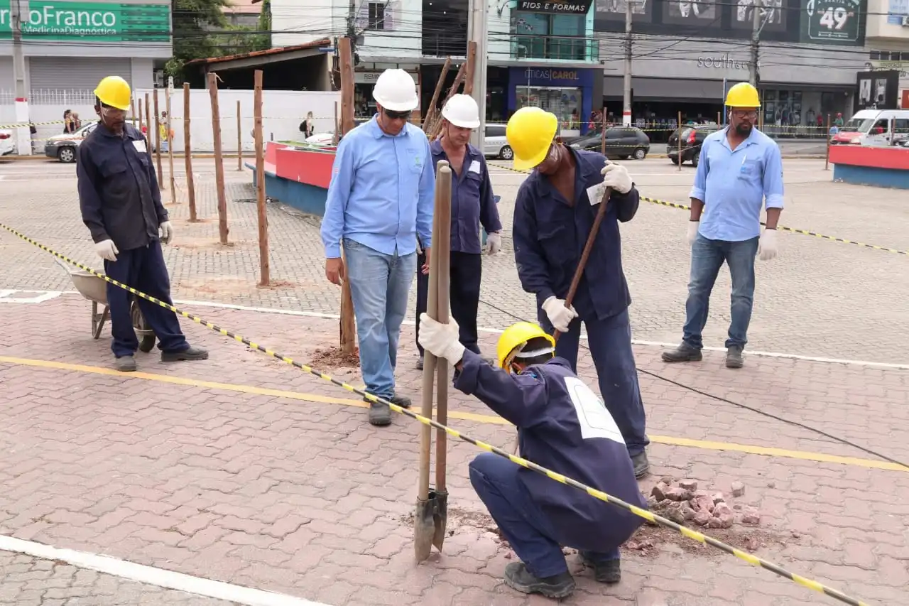 Maricá: Praça central é cercada para início das obras 7 praça central1
