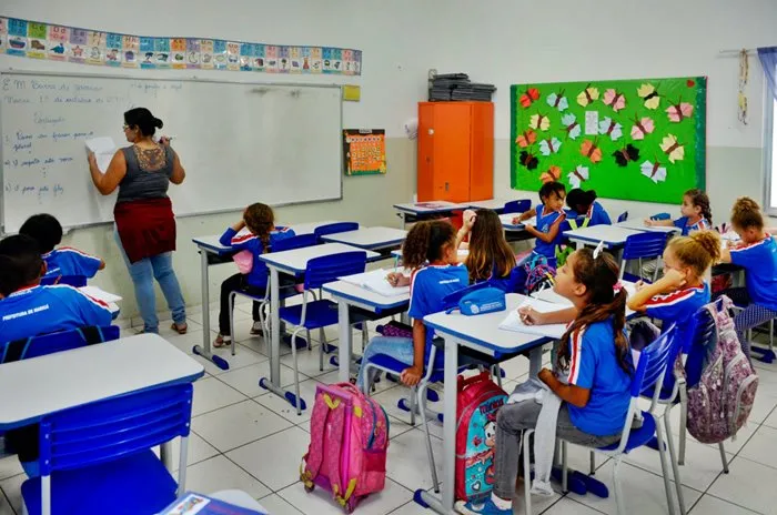 Maricá fecha duas escolas após de casos de Covid-19 5 sala de aula marica