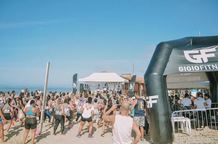 Itaipuaçu: Academia Gigio Fitness marca presença no Carnaval com aulão de dança e treino funcional na praia 10 giggio6