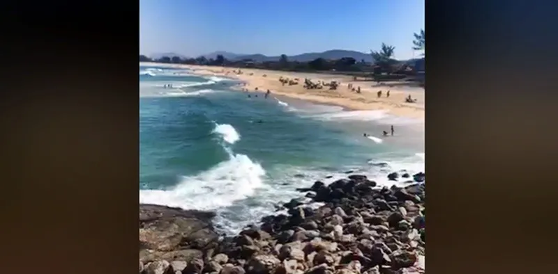 Sem fiscalização, praias 'cheias' em Maricá (RJ) neste sábado (13) 9 ponta negra praia pandemia