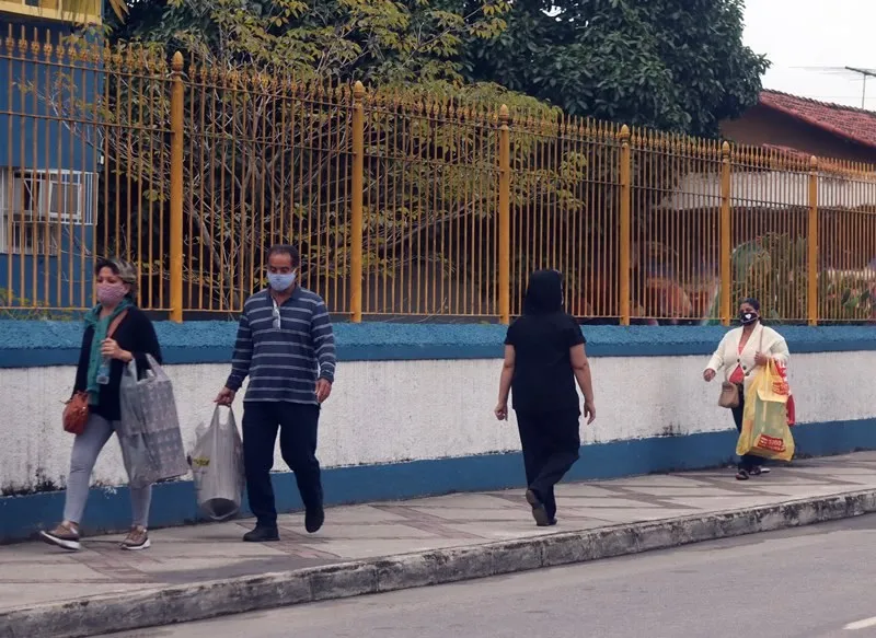 Maricá pode flexibilizar uso de máscaras de proteção 7 Pessoas andando no Centro com máscara