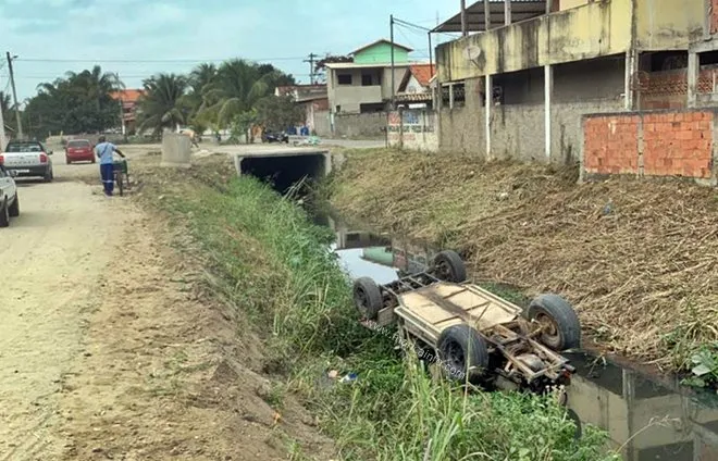 Veículo cai em canal em bairro de Maricá 8 canal carro