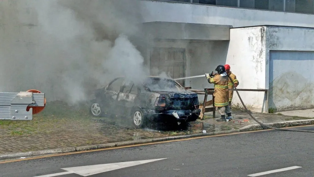 Carro pega fogo e fica destruído no Centro de Maricá 7 bombeiros fogo carro