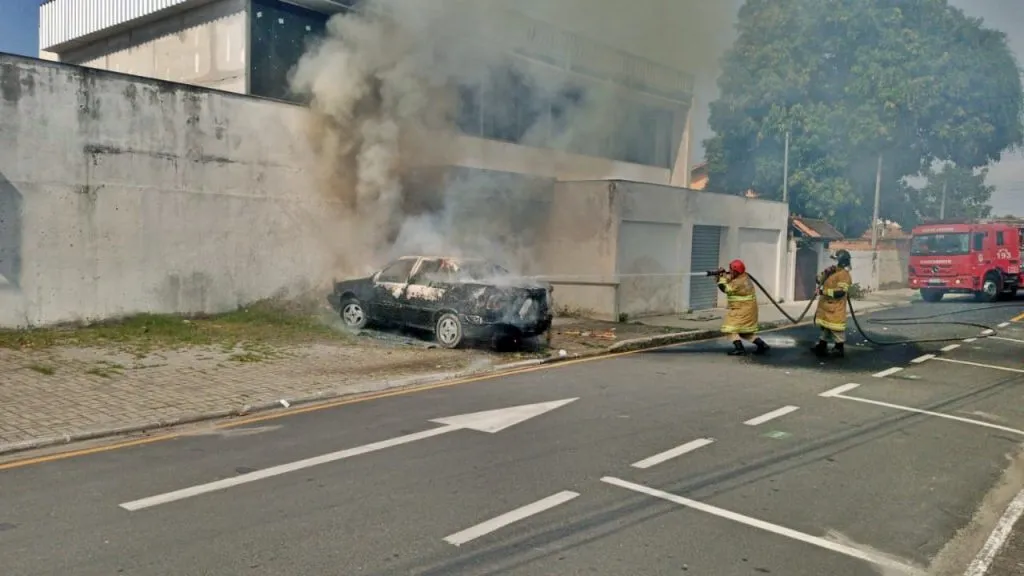 Carro pega fogo e fica destruído no Centro de Maricá 8 fogo bombeiros