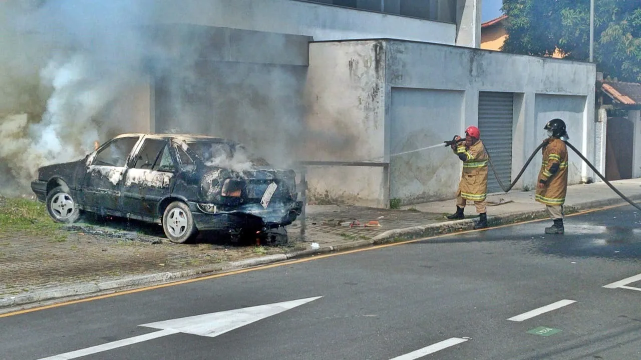 Carro pega fogo e fica destruído no Centro de Maricá 6 fogo carro bombeiros