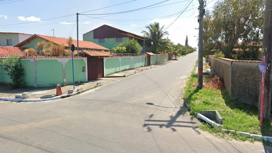 Homem é baleado dentro de casa por criminosos em Itaipuaçu 8 rua 59