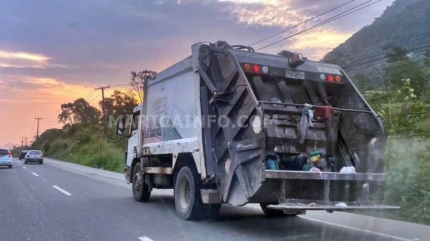 Em Maricá, coletores de lixo fazem paralisação 7 Caminhao do Lixo Marica