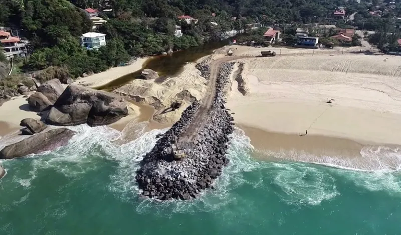 Adolescente desaparece no mar após pular de pedra na Praia de Itaipuaçu 9 molhe recanto itaipuacu