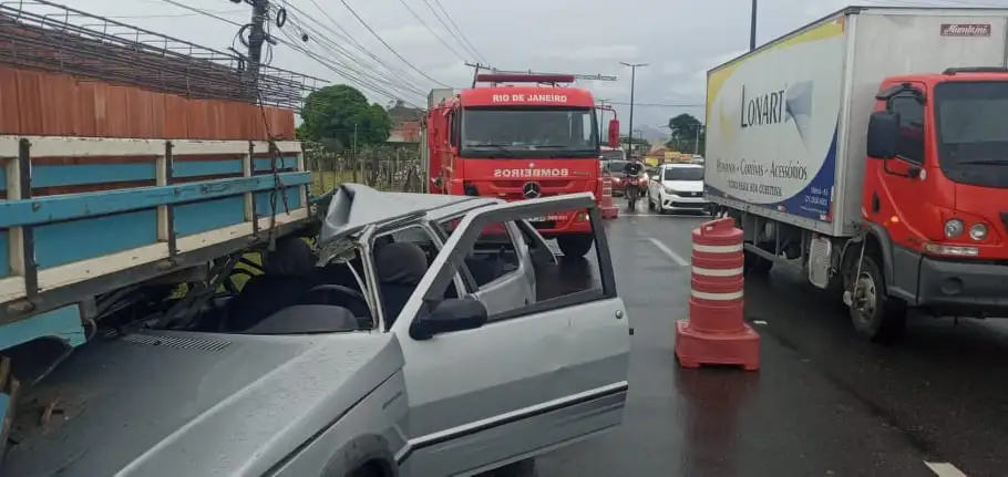 Maricá: Acidente grave entre caminhão e carro na RJ-106 em São José do Imbassaí 8 acidente