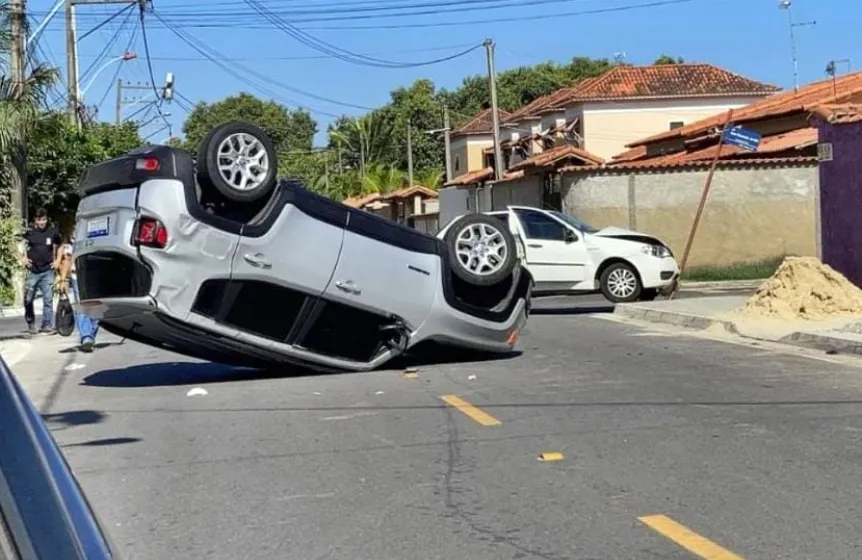Itaipuaçu: Carro capota em acidente em cruzamento perigoso 8 carro capota itaipuacu