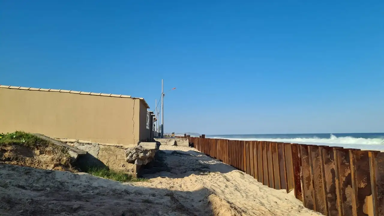 Praia de Cordeirinho, em Maricá, deverá ganhar calçadão 8 estacas prancha cordeirinho marica