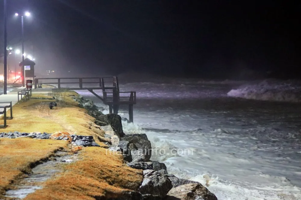 Ressaca destrói acesso de madeira na praia da Barra de Maricá 8 mar de ressaca na praia da barra de marica foto joao henriqu