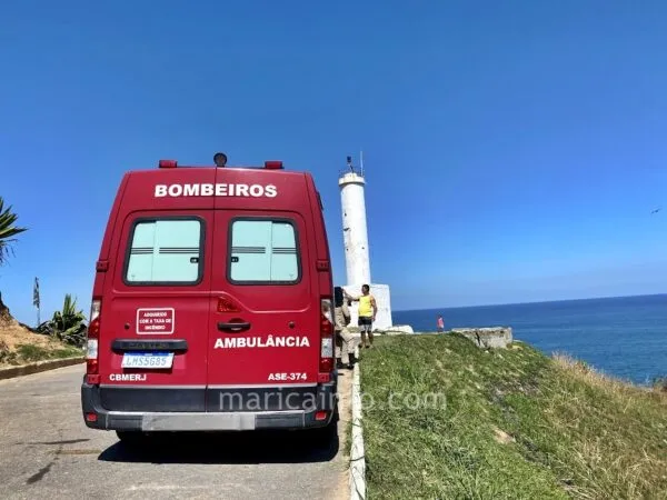 Maricá: Banhista torce o tornozelo na trilha da Gruta de Ponta Negra 8 bombeiros farol ponta negra
