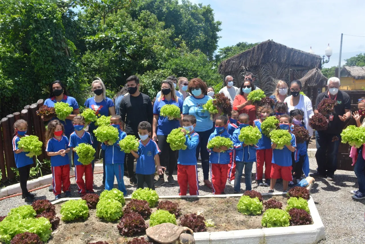 Maricá: Alunos da rede municipal colhem hortaliças em Guaratiba 7 alunos rede municipal recolhem hortalicas
