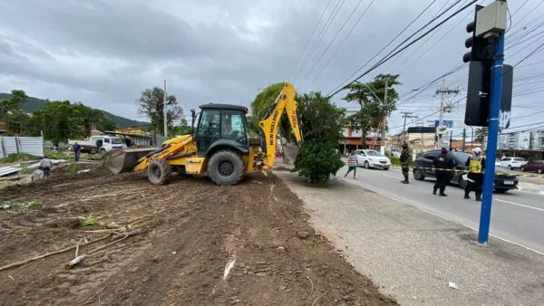 Maricá: Prefeitura demole construção para construir via e desafogar trânsito no Centro 8 fiscalizacao demolicao centro marica 1