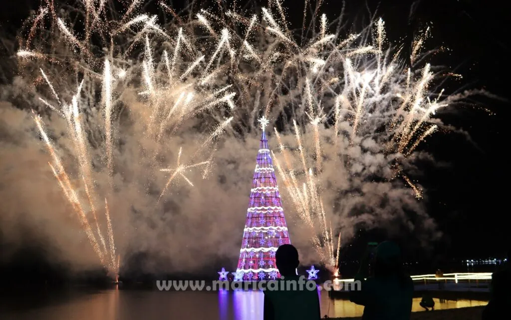 Maricá: Após dois adiamentos, árvore flutuante de Natal é inaugurada na Orla de Araçatiba 9 Natal Iluminado 2021 RJ Arvore Fogos Aracatiba