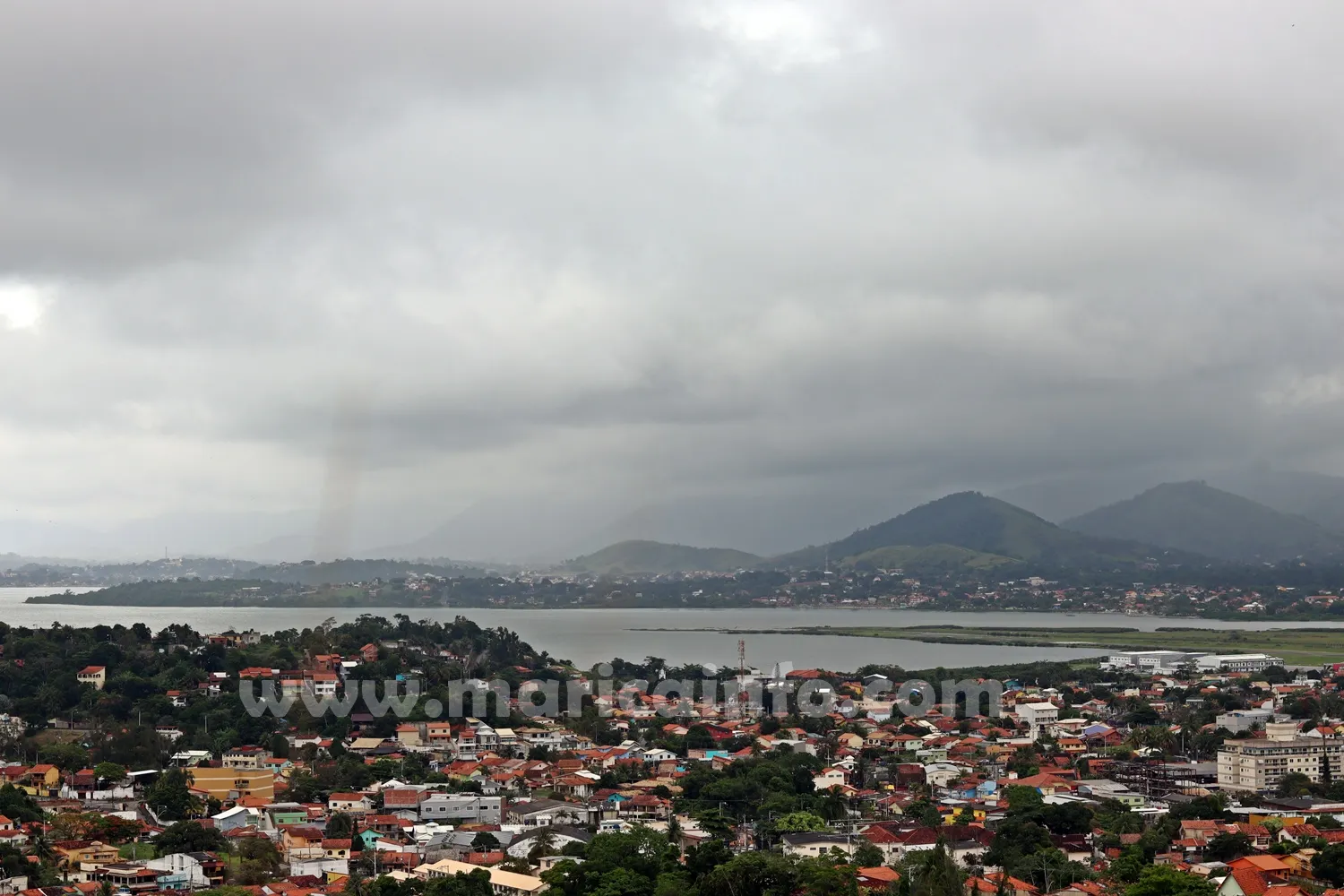 Maricá: Frente fria traz chuva e derruba temperaturas 10 centro marica chuva