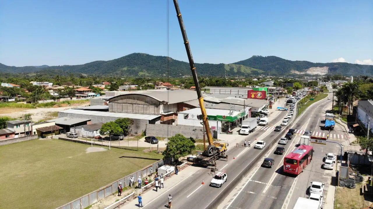 Maricá: Prefeitura interdita pista da RJ-106 para instalar passarela 7 passarela km 17 inoa