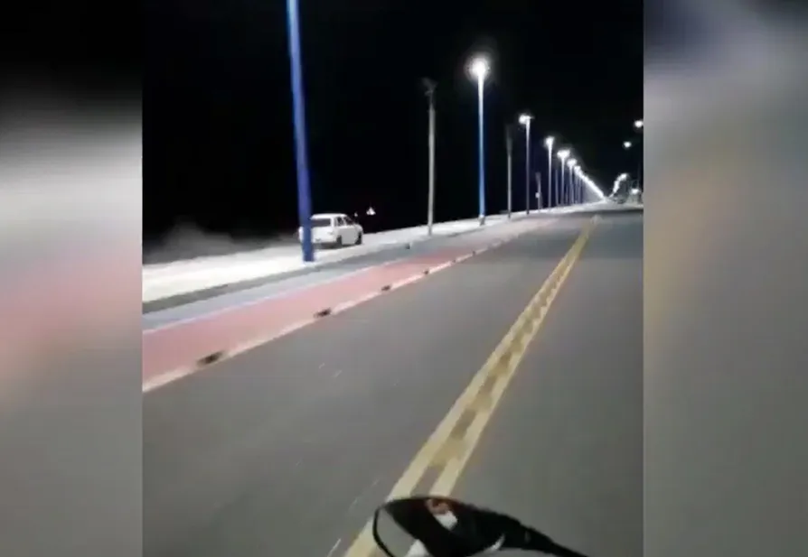 Itaipuaçu: Carro é flagrado em alta velocidade no calçadão da orla (vídeo) 6 itaipuacu orla carro calcada