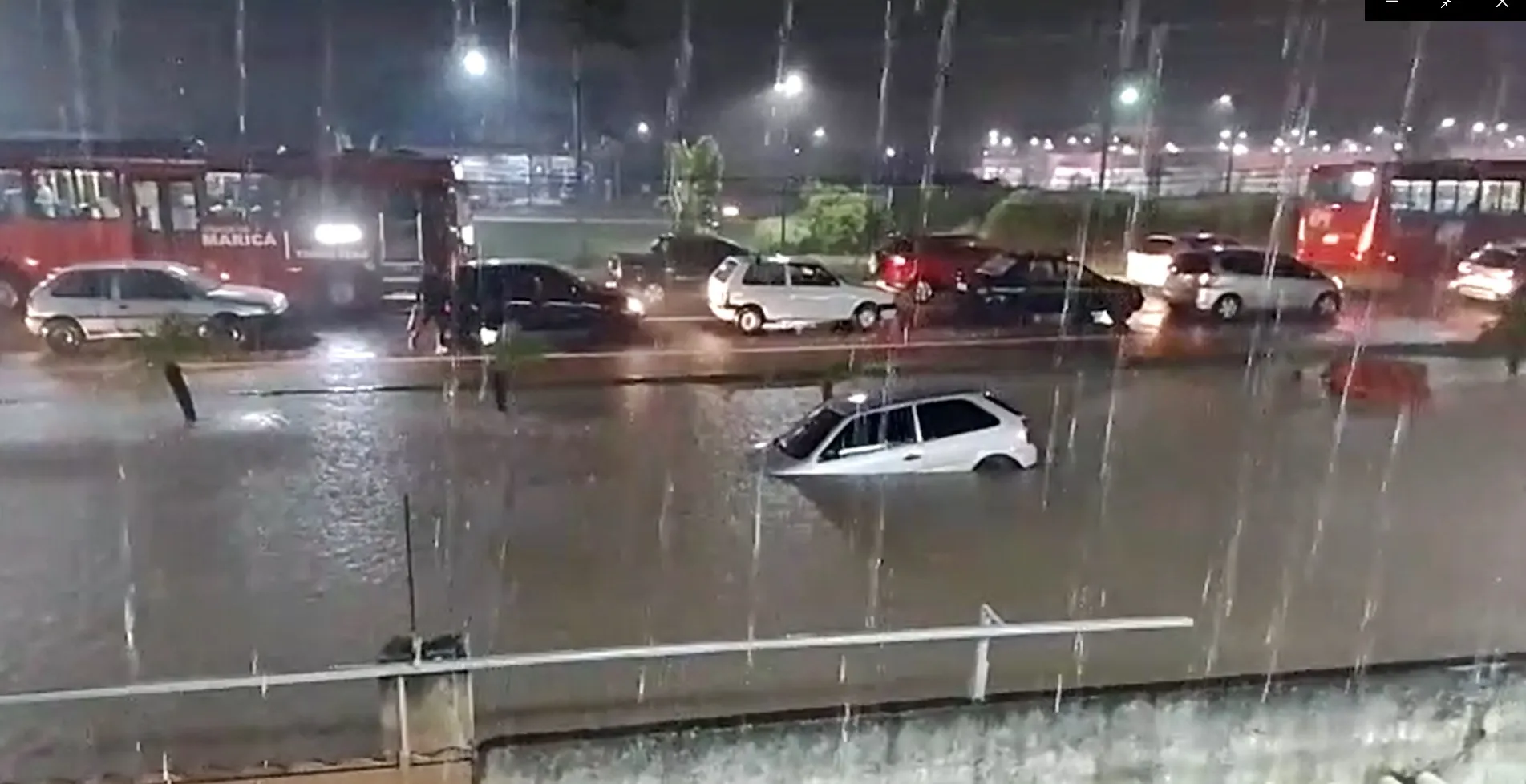 Maricá entra em estágio de alerta durante forte temporal 9 rua alagada itapeba marica