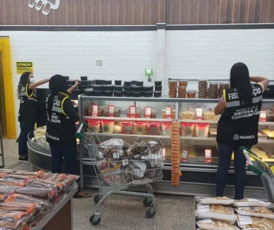 Maricá: Fiscalização descarta mais de 120kg de alimentos impróprios para consumo em supermercados 12 alimentos improprios descartados 2