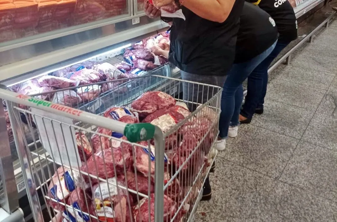 Maricá: Fiscalização descarta mais de 120kg de alimentos impróprios para consumo em supermercados 11 alimentos improprios descartados