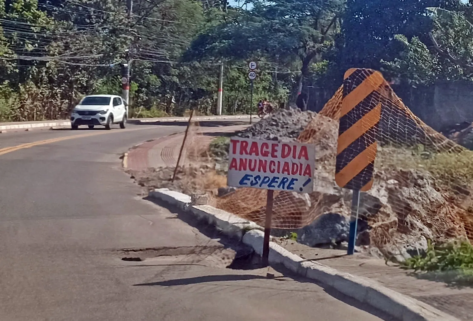 Motoristas e pedestres em risco com ponte cedendo em bairro de Maricá 6 buraco mumbuca