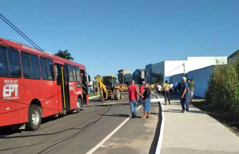 Maricá: Retroescavadeira derruba postes e interdita uma das entradas de Itaipuaçu 8 vivendas copiar