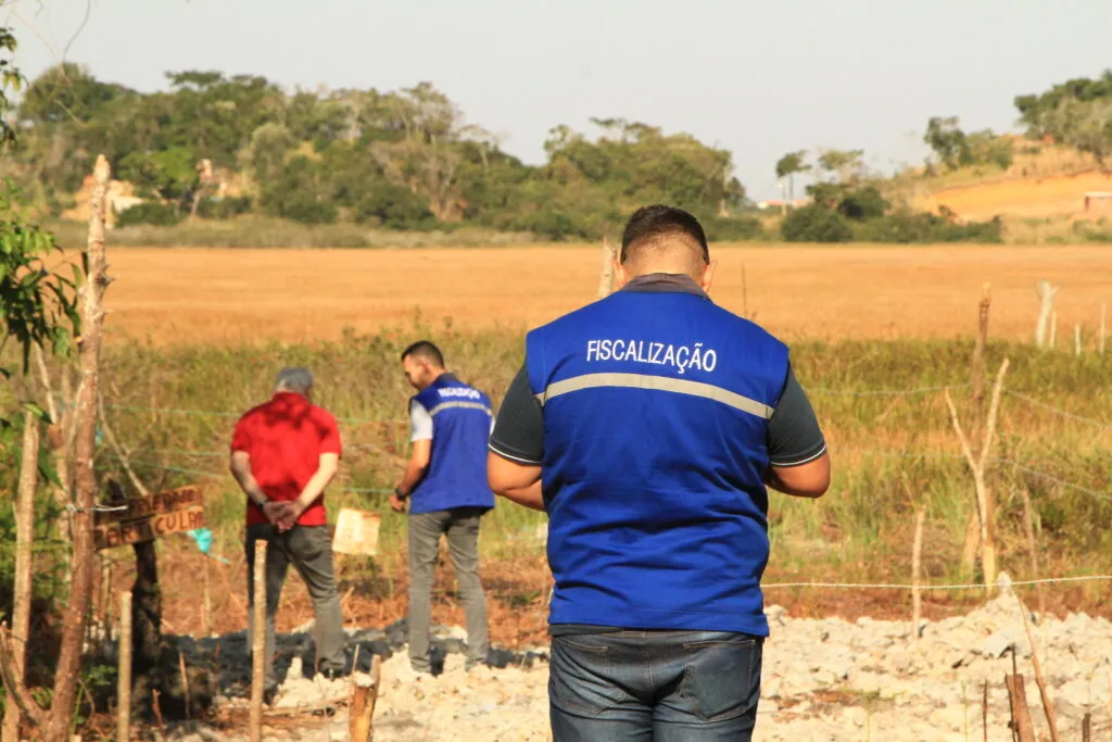 Maricá: Fiscalização embarga obra irregular em área lagunar; terrenos estão sendo vendidos a R$5 mil 8 fiscalizacao obra lagunar