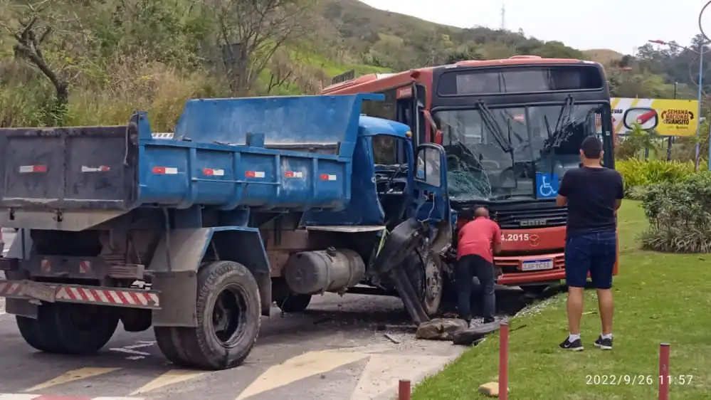 Maricá: Acidente entre ônibus e caminhão na RJ-106 em Inoã 7 caminhao e onibus 1